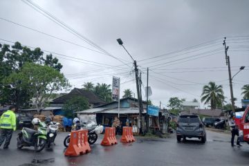 Polres Bengkulu menutup jalan lintas provinsi akibat tergenang banjir