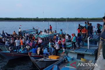 Cuaca buruk, kapal penyeberangan rakyat di Natuna terhenti