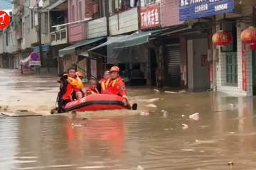 Banjir dan tanah longsor landa China selatan, warga dievakuasi