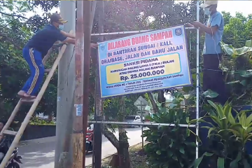 Buang sampah sembarang, warga pandeglang pasang spanduk denda 25 juta