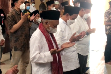 Bupati Majalengka bersama warga gelar shalat gaib untuk Eril