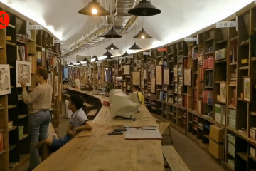 Bekas persembunyian perang yang kini menjadi toko buku