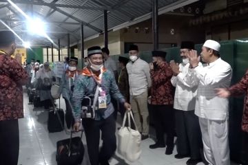 Gubernur Syamsuar lepas jamaah haji kloter 1 embarkasi Riau