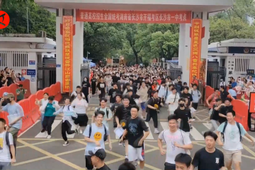 Hiruk pikuk para siswa di China rayakan akhir ujian