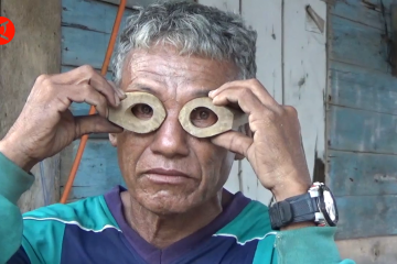 Kreasi kaca mata selam berbahan kayu karya Suku Bajo Mola, Wakatobi