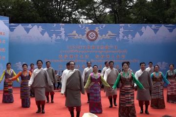 Menampilkan ragam kostum warisan budaya Tibet