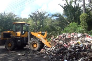 Pemkot Ambon bersihkan tumpukan sampah gunakan alat berat