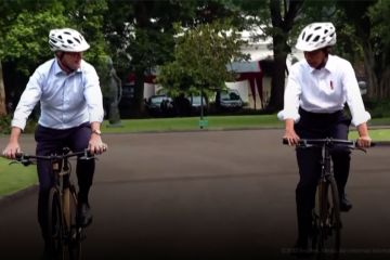 Presiden dan PM Australia keliling Istana Bogor dengan sepeda bambu