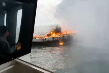 Bakamla RI padamkan kapal terbakar di perairan Karimun