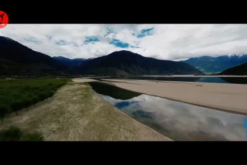 Menikmati pesona pemandangan bukit pasir di tepi Sungai Yarlung Zangbo