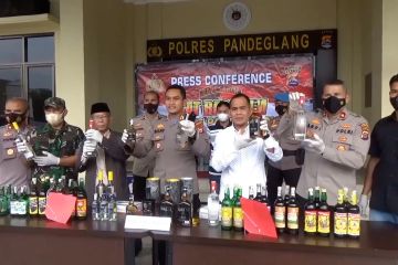 Polres Pandeglang beberkan hasil gerebek gudang miras di Labuan