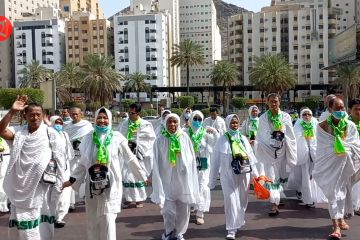 Aktivitas jamaah haji Indonesia di terminal bus shalawat