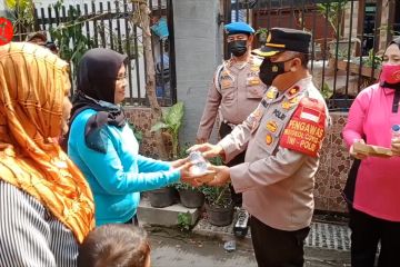 HUT ke 76, Petugas kepolisian lakukan aksi sosial