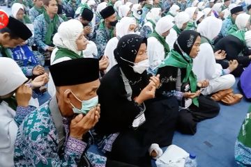 Lepas jamaah calon haji, Bupati Pandeglang ingatkan jaga kesehatan