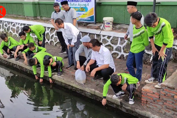 Sekolah di Kota Semarang manfaatkan selokan sebagai kolam ikan