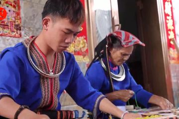 Seorang pria menenun demi lestarikan kerajinan brokat etnis di Hainan