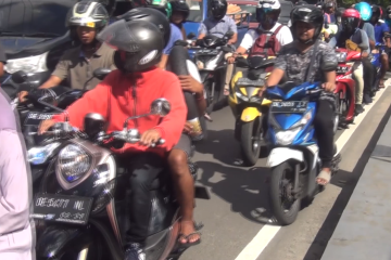 Pengendara motor pakai sendal jepit di Ambon belum ditilang