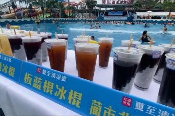 Taman air di Chongqing menawarkan es loli pedas