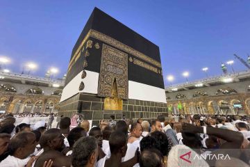 Jamaah calon haji tawaf mengelilingi Ka'bah