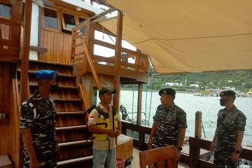 Cek kesiapan pelayaran, TNI AL inspeksi kapal pinisi di Labuan Bajo