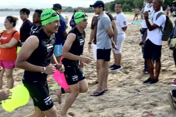 Sandiaga dan atlet renang akui sensasi beda ikut Oceanman 2022 di Bali