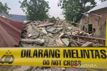 Polisi periksa tiga saksi robohnya gedung sekolah di Palembang