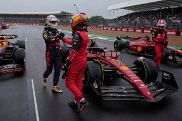 Sainz kalahkan Verstappen di Silverstone yang basah untuk pole perdana