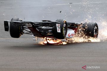 Detik-detik mobil Zhou Guanyu terbalik saat kecelakaan di balap F1 GP Inggris