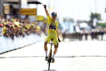 Van Aert perlebar jarak dengan kemenangan etape empat Tour de France