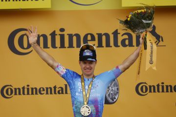 Clarke juarai Tour de France etape kelima, Van Aert masih kaus kuning