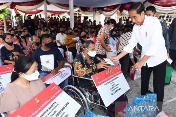 Presiden Jokowi serahkan bantuan langsung ke pedagang Pasar Alasa Nias