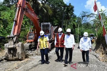 Presiden Jokowi tinjau proyek jalan di Pulau Nias