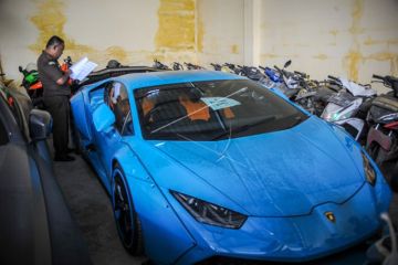 Penyerahan Barang Bukti Kasus Doni Salmanan