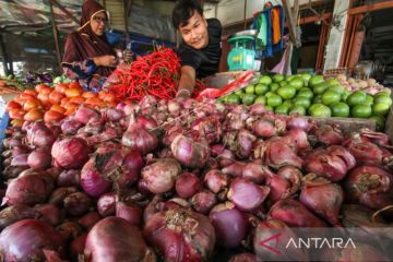 Harga bawang merah berangsur turun di Pasar Senen Jakarta