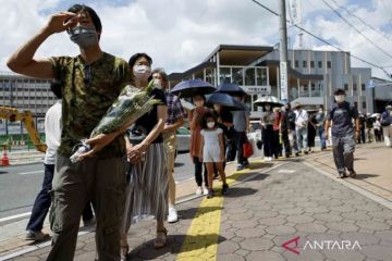 Warga Jepang berdoa untuk Shinzo Abe yang tewas ditembak saat berkampanye