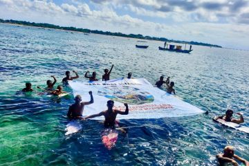 Komunitas Peselancar Bali bentangkan poster tolak LNG di mangrove