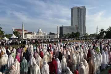 Ratusan warga Shalat Id di Dataran Engku Putri Batam