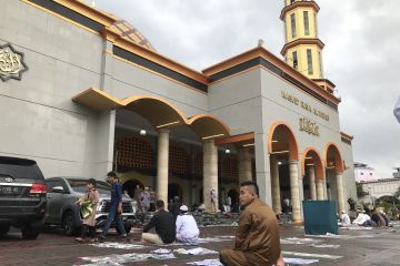 Hujan deras tak surutkan warga Muslim Ambon Shalat Idul Adha