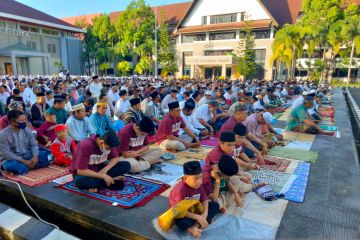 Ribuan umat Islam Sorong shalat Id di halaman kantor Wali Kota