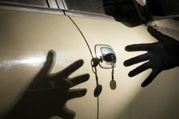 Pencuri emas batangan di mobil saat terparkir, ditangkap polisi