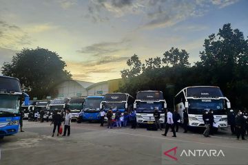 Kemarin, Damri angkut 66 ribu calon jamaah haji hingga syarat baru KAI