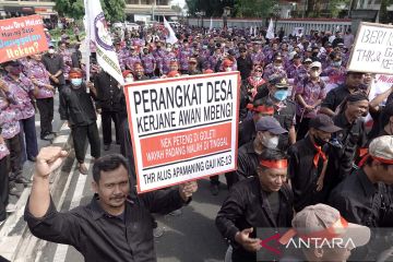 Unjuk rasa perangkat desa di Banyumas