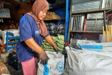 Pedagang arang batok kelapa di Jaksel dulang rezeki saat Idul Adha