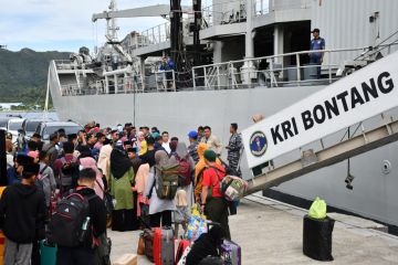 TNI - AL angkut peserta MTQ Natuna ke Anambas gunakan KRI