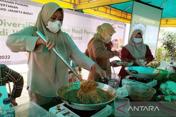 Pemkot Jakbar latih ratusan ibu rumah tangga olah jamur jadi rendang