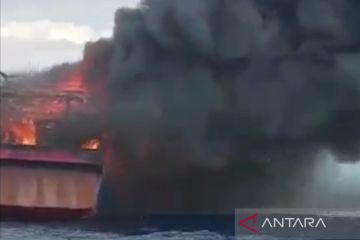 Kapal nelayan di perairan Paiton Probolinggo terbakar