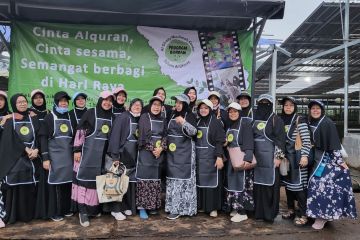 Al-Ghozy Muslimah Center Bogor salurkan 900 paket  sapi kurban