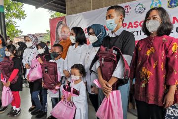 Menteri PPPA serahkan 560 paket bantuan spesifik anak