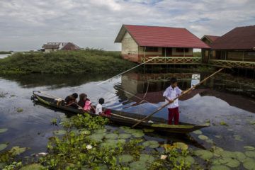 Guru Dan Murid Gunakan Perahu Ke Sekolah
