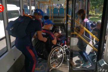 130 minibus ramah penyandang disabilitas layani kontingen APG